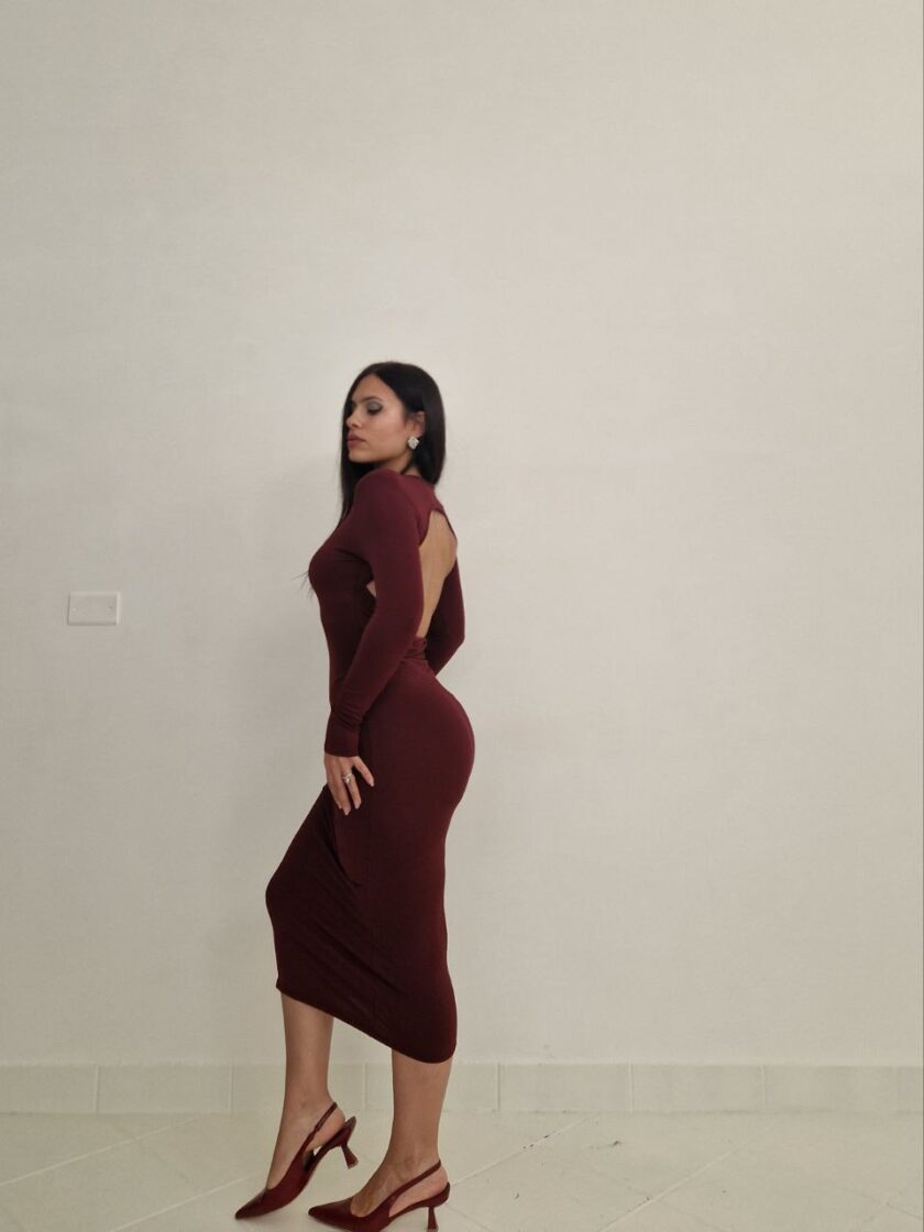 Abito Bodycon Bordeaux con Schiena Scoperta - immagine 2
